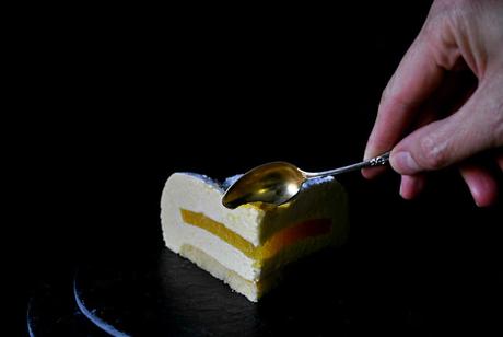 Tarta mousse de mango con corazón de naranja. Receta para una celebración