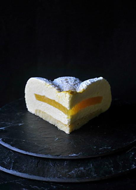 Tarta mousse de mango con corazón de naranja. Receta para una celebración