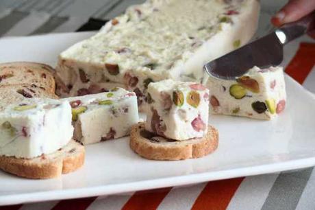 camembert con pistachos