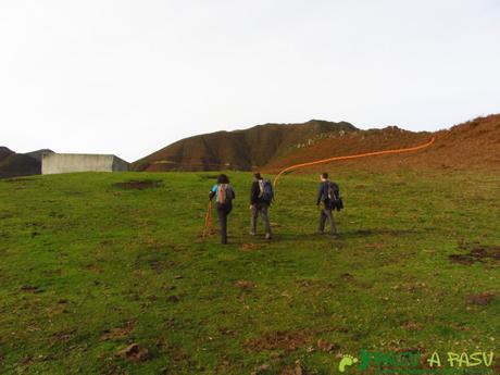 Ruta al TORRE y NIAÑU desde LA MATOSA Depósito de agua contra incendios en las inmediaciones del Collado la Espina