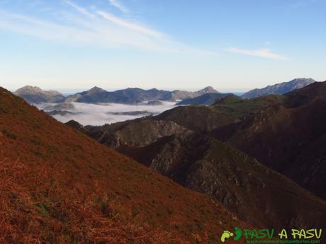 Ruta al TORRE y NIAÑU desde LA MATOSA Vista desde las inmediaciones del Collado La Espina, Piloña