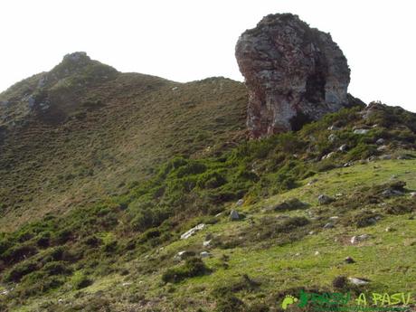 Ruta al TORRE y NIAÑU desde LA MATOSA Roca antes de la cima del Niañu