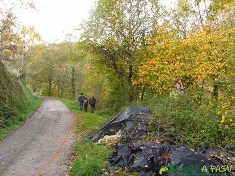 Ruta al TORRE y NIAÑU desde LA MATOSA Desvío en la pista de la Matosa para bajar al Río Color
