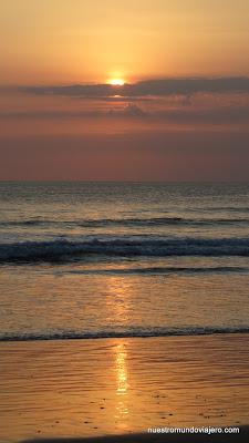 Bali; el Templo de Tanah Lot y las playas de Kuta Bali; el Templo de Tanah Lot y las playas de Kuta