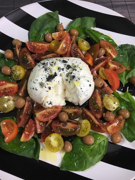 Ensalada De Tomates Cherry Con Burrata Y Albahaca Ensalada De Tomates Cherry Con Burrata Y Albahaca
