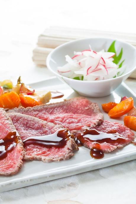 Ventajas de tener una cortadora de fiambre en casa Tataki de ternera con guarnición dulce: