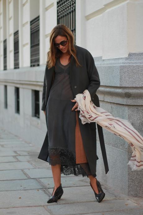 abrigo gris y vestido lencero