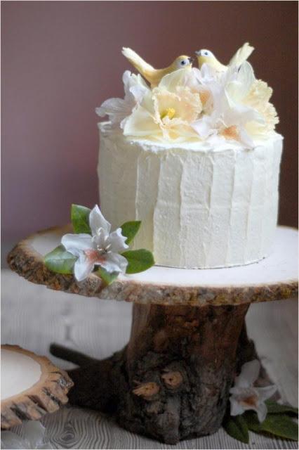 DIY base de tarta nupcial rustica con troncos de arbol DIY base de tarta nupcial rustica con troncos de arbol