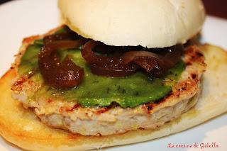 Hamburguesa de atun con pesto verde y cebolla caramelizada al vinagre de Jerez