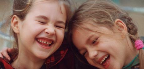 10 cosas muy embarazosas que los niños han dicho en público ¡Morirás de la risa! ninos-riendo-1078x516