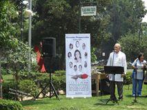 Una mujer embarazada en los cuarteles de la DINA. Reinalda La imagen puede contener: 5 personas, personas de pie, árbol y exterior