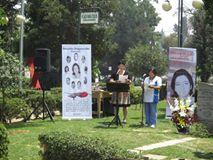 Una mujer embarazada en los cuarteles de la DINA. Reinalda La imagen puede contener: 4 personas, personas de pie, árbol, planta, exterior y naturaleza