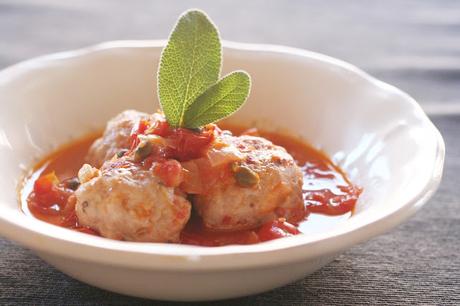 Albóndigas de Pollo con Salsa de Cherries, Alcaparras y Salvia