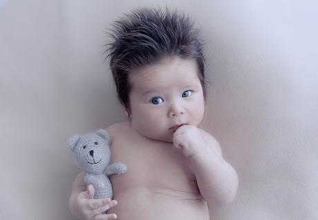 ¿Por qué algunos bebés nacen peludos y otros no?