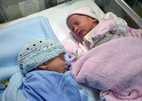 NUEVAS fotos de Gema y sus hermanitos Ámbar y Gerardito en su segundo día de vida. Foto: Estudios Revolución