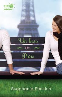Portada de la novela Un beso en París, de Stephanie Perkins. Una chica joven sentada en un banco con un chico al que no se le ve la cara. Al fondo, la torre Eiffel.