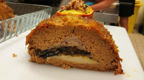 Receta de Navidad vegana: Pastel de carne relleno vegano con glaseado de naranja