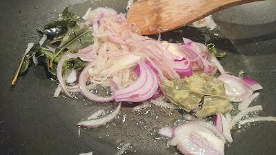 TOSTA DE CALAMARES CON CHALOTAS, GUINDILLA Y JENGIBRE TOSTA DE CALAMARES CON CHALOTAS, GUINDILLA Y JENGIBRE