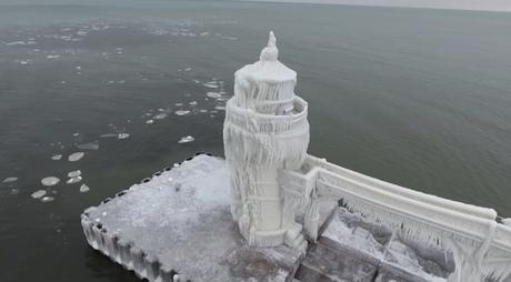 El faro congelado del lago Michigan El faro congelado del lago Michigan