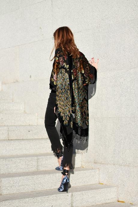 kimono y batín con flared jeans