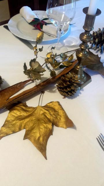 La decoración de la mesa de Navidad y del día de San Esteban La decoración de la mesa de Navidad y del día de San Esteban