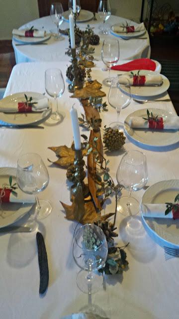 La decoración de la mesa de Navidad y del día de San Esteban La decoración de la mesa de Navidad y del día de San Esteban