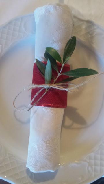 La decoración de la mesa de Navidad y del día de San Esteban La decoración de la mesa de Navidad y del día de San Esteban