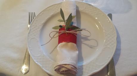La decoración de la mesa de Navidad y del día de San Esteban La decoración de la mesa de Navidad y del día de San Esteban