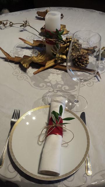 La decoración de la mesa de Navidad y del día de San Esteban La decoración de la mesa de Navidad y del día de San Esteban