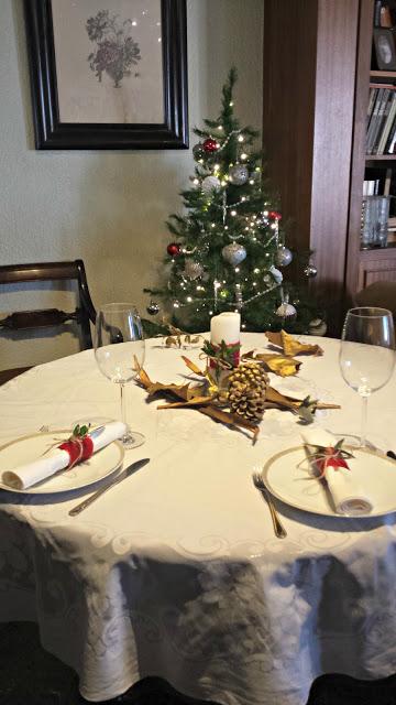 La decoración de la mesa de Navidad y del día de San Esteban La decoración de la mesa de Navidad y del día de San Esteban
