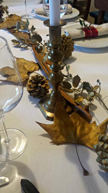 La decoración de la mesa de Navidad y del día de San Esteban La decoración de la mesa de Navidad y del día de San Esteban