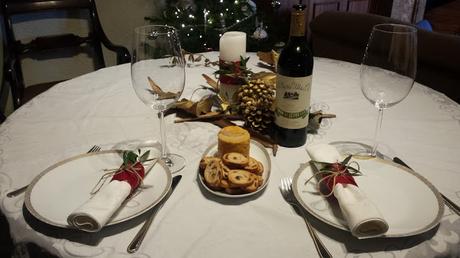 La decoración de la mesa de Navidad y del día de San Esteban La decoración de la mesa de Navidad y del día de San Esteban