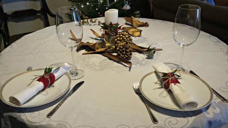 La decoración de la mesa de Navidad y del día de San Esteban La decoración de la mesa de Navidad y del día de San Esteban
