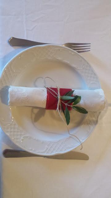 La decoración de la mesa de Navidad y del día de San Esteban La decoración de la mesa de Navidad y del día de San Esteban