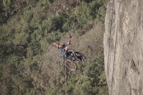 Atleta parapléjico escala 500 metros de alta montaña en su silla de ruedas lai-chi-wai-climber2