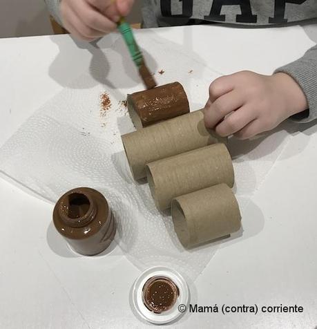 Manualidad de Navidad para niños: Árbol de Navidad con rollos de papel Manualidad de Navidad con niños: Árbol de Navidad con rollos de papel