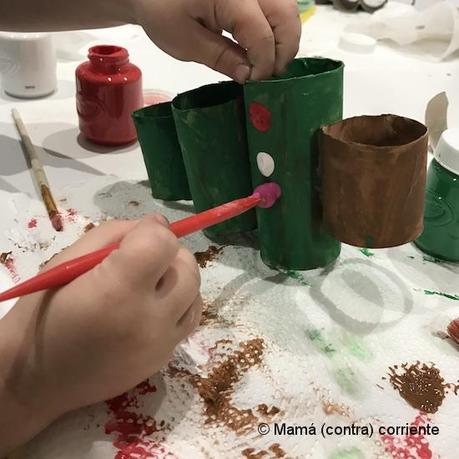 Manualidad de Navidad para niños: Árbol de Navidad con rollos de papel Manualidad de Navidad con niños: Árbol de Navidad con rollos de papel