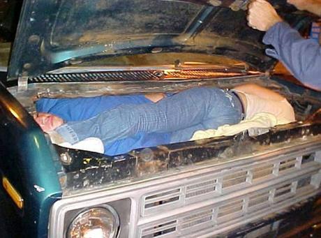 15 personas que intentaron cruzar la frontera de una forma muy original 15 personas que intentaron cruzar la frontera de una forma muy original