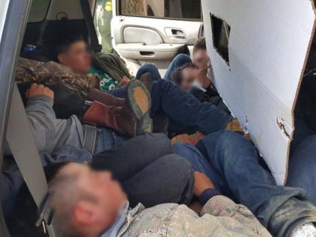 15 personas que intentaron cruzar la frontera de una forma muy original 15 personas que intentaron cruzar la frontera de una forma muy original