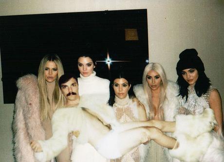 Se photoshopea junto a Kendall Jenner en todas sus fotos y el resultado es muy divertido Se photoshopea junto a Kendall Jenner en todas sus fotos y el resultado es muy divertido