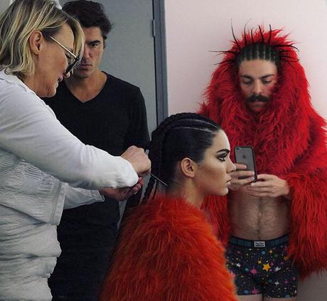 Se photoshopea junto a Kendall Jenner en todas sus fotos y el resultado es muy divertido Se photoshopea junto a Kendall Jenner en todas sus fotos y el resultado es muy divertido