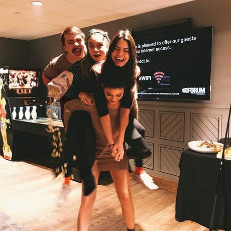 Se photoshopea junto a Kendall Jenner en todas sus fotos y el resultado es muy divertido Se photoshopea junto a Kendall Jenner en todas sus fotos y el resultado es muy divertido