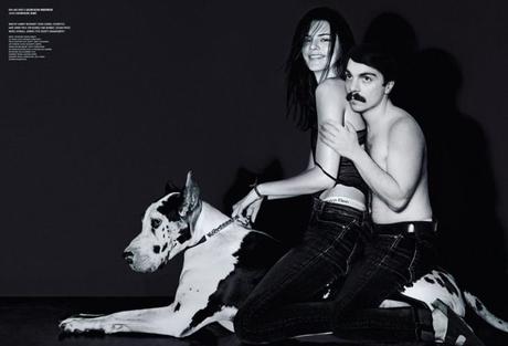 Se photoshopea junto a Kendall Jenner en todas sus fotos y el resultado es muy divertido Se photoshopea junto a Kendall Jenner en todas sus fotos y el resultado es muy divertido