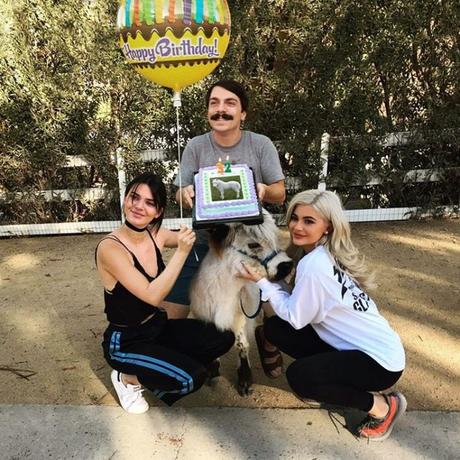 Se photoshopea junto a Kendall Jenner en todas sus fotos y el resultado es muy divertido Se photoshopea junto a Kendall Jenner en todas sus fotos y el resultado es muy divertido