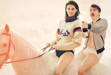 Se photoshopea junto a Kendall Jenner en todas sus fotos y el resultado es muy divertido Se photoshopea junto a Kendall Jenner en todas sus fotos y el resultado es muy divertido