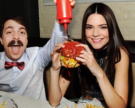 Se photoshopea junto a Kendall Jenner en todas sus fotos y el resultado es muy divertido Se photoshopea junto a Kendall Jenner en todas sus fotos y el resultado es muy divertido