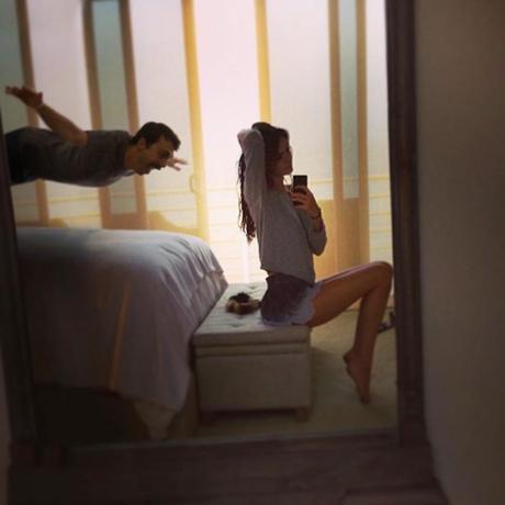 Se photoshopea junto a Kendall Jenner en todas sus fotos y el resultado es muy divertido Se photoshopea junto a Kendall Jenner en todas sus fotos y el resultado es muy divertido
