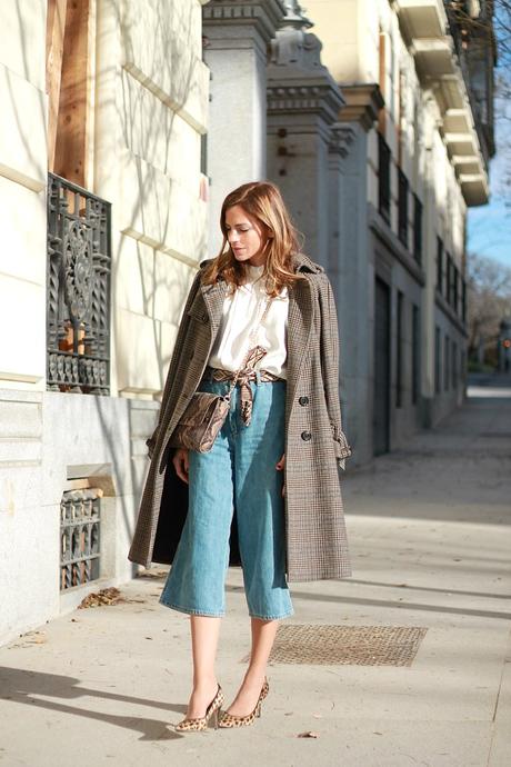 Trench en tweed y culottes en denim con blusa con cuello.