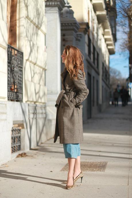 Trench en tweed y culottes en denim con blusa con cuello.