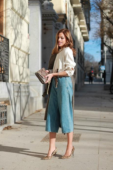 Trench en tweed y culottes en denim con blusa con cuello.